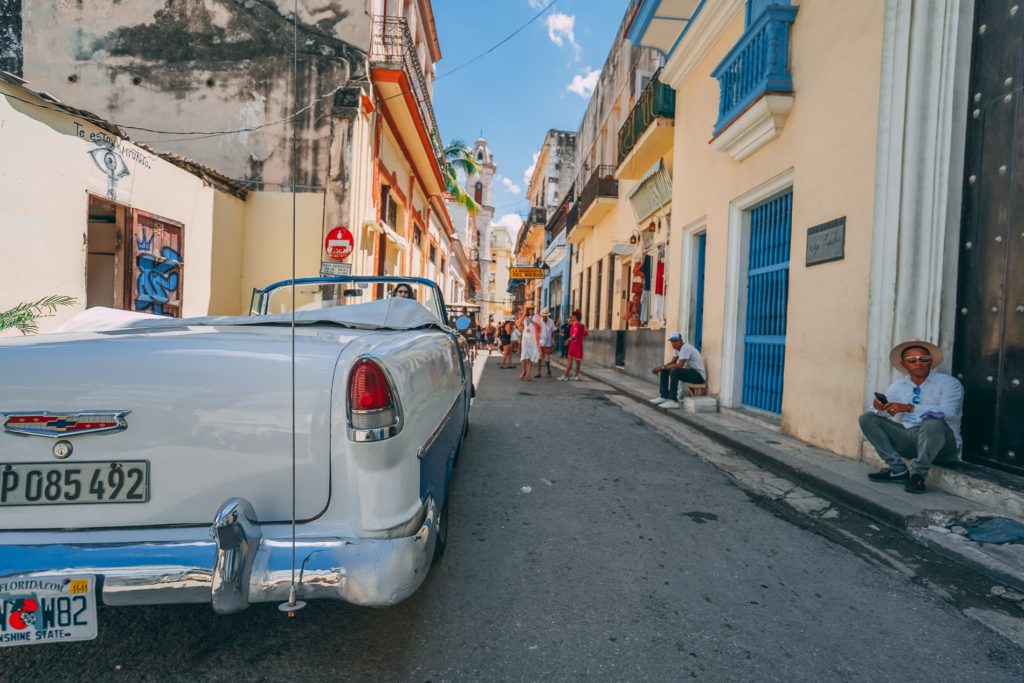 Küba'da eski Amerikan arabaları